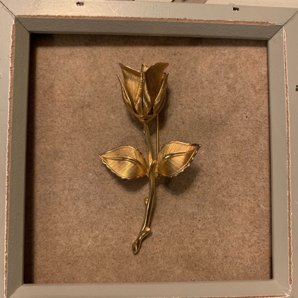 Gold tone rose brooch - Picture 4 of 7